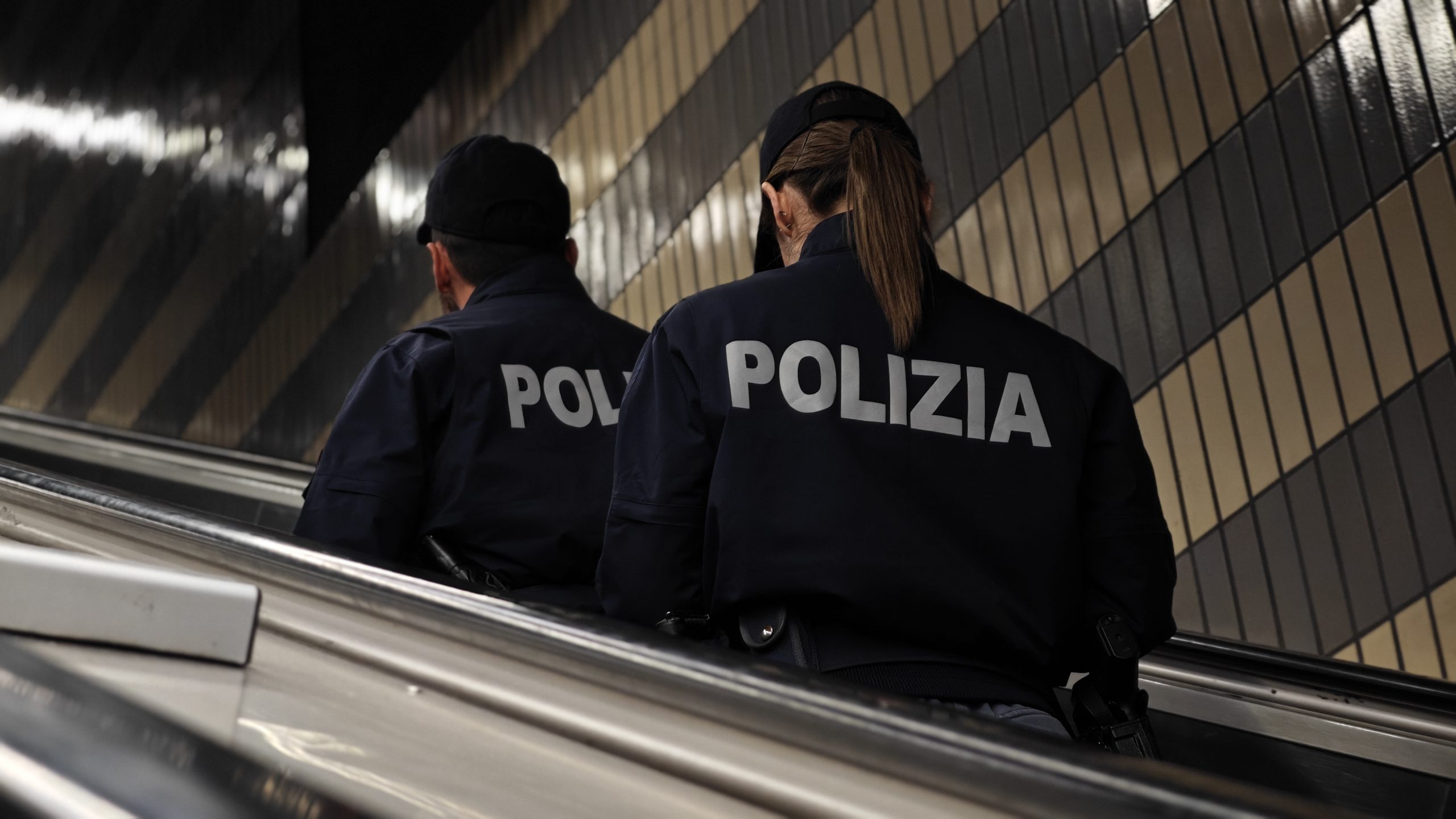 Roma – Con un bilancino di precisione e la cocaina sotto la giacca tentava di confondersi tra i passeggeri di Termini: giovane arrestato