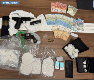 Ostia – Dal “deposito” nel bagagliaio alla “cassaforte” tra le radici degli alberi: la Polizia smantella due basi di cocaina (FOTO E VIDEO)