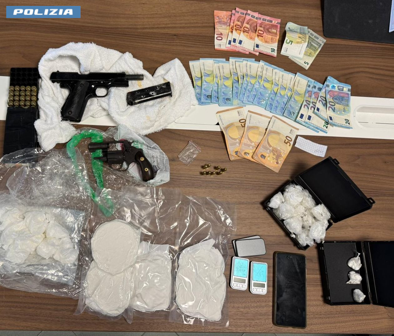 Ostia – Dal “deposito” nel bagagliaio alla “cassaforte” tra le radici degli alberi: la Polizia smantella due basi di cocaina (FOTO E VIDEO)