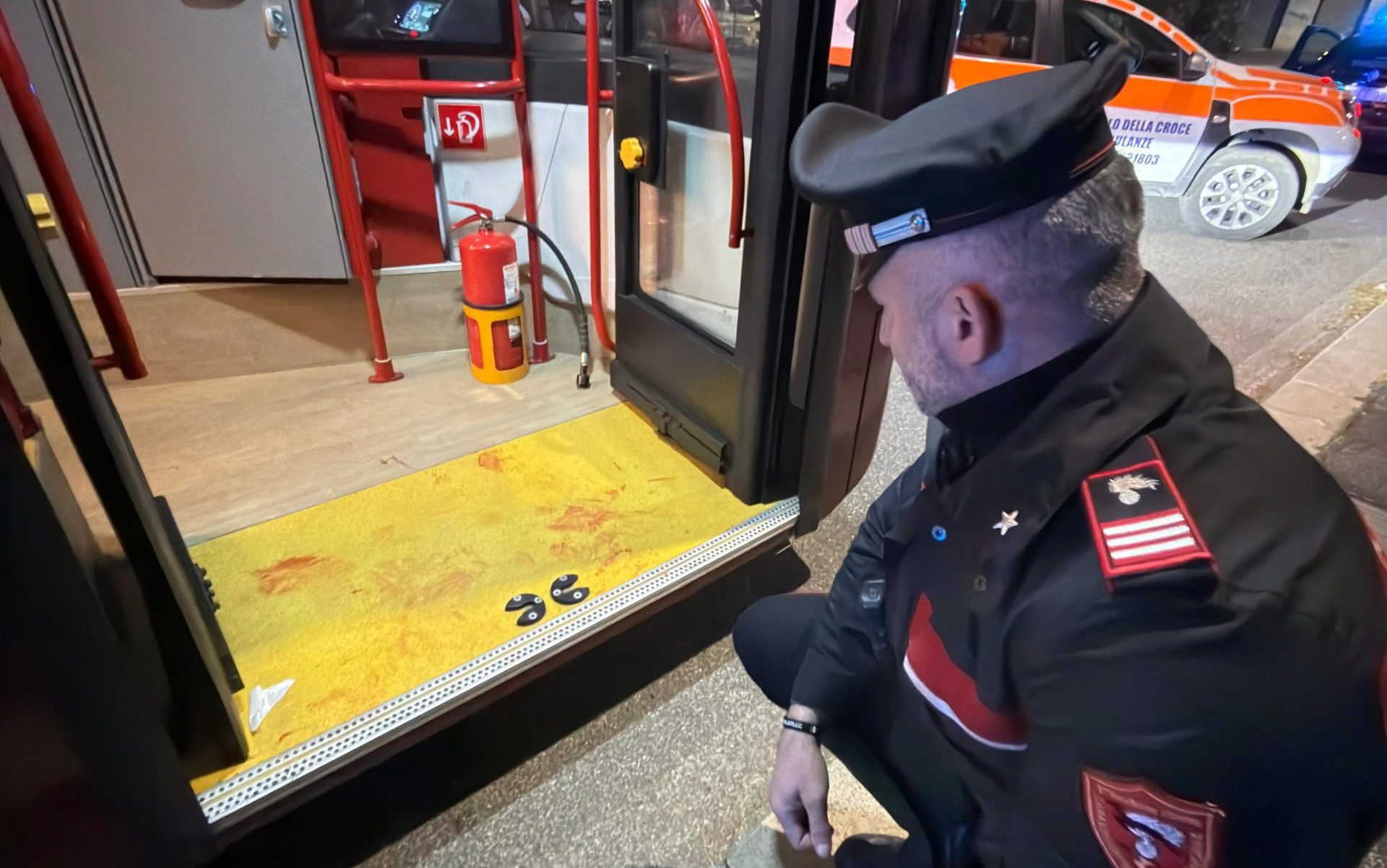 Presa a cinghiate sull’autobus da due minorenni (Video choc)