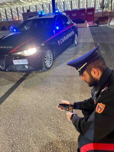 Roma – Minaccia un ragazzo con la pistola giocattolo per derubarlo: in manette sessantenne