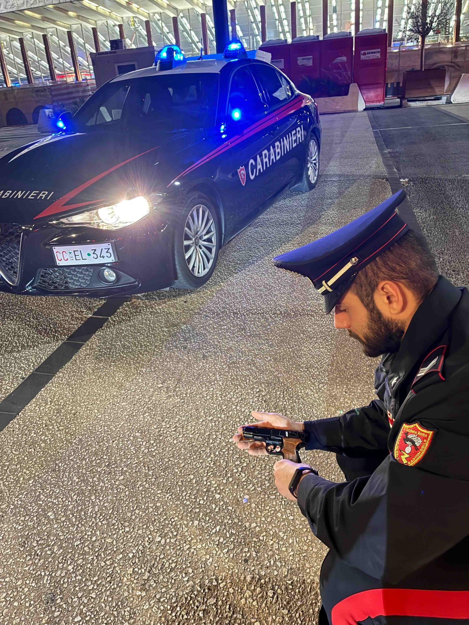 Roma – Minaccia un ragazzo con la pistola giocattolo per derubarlo: in manette sessantenne