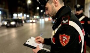 Roma – Fuori controllo dà in escandescenze in strada e morde carabiniere dopo aver preso a calci l’auto di servizio: in manette trentatreenne