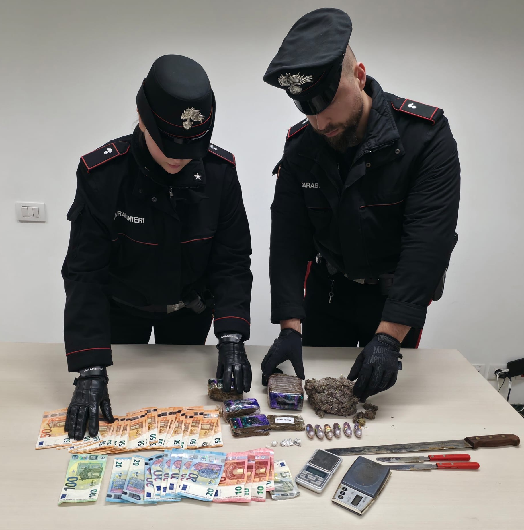 Fiumicino – In auto con oltre un kg di droga, arrestato trentottenne