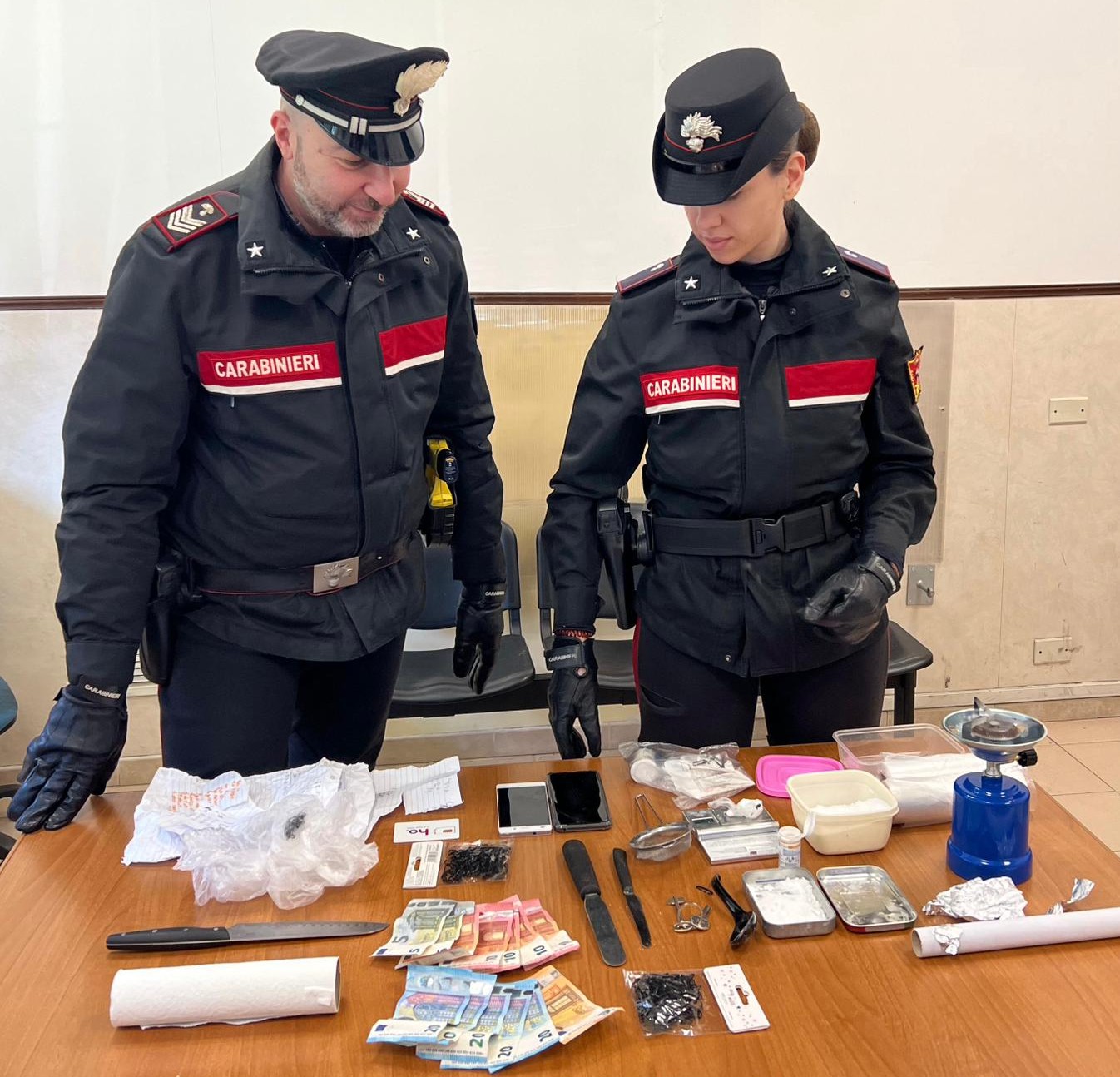 Ostia – Maxi blitz antidroga con elicotteri e 100 carabinieri: 17 arresti e un chilo di droga sequestrato