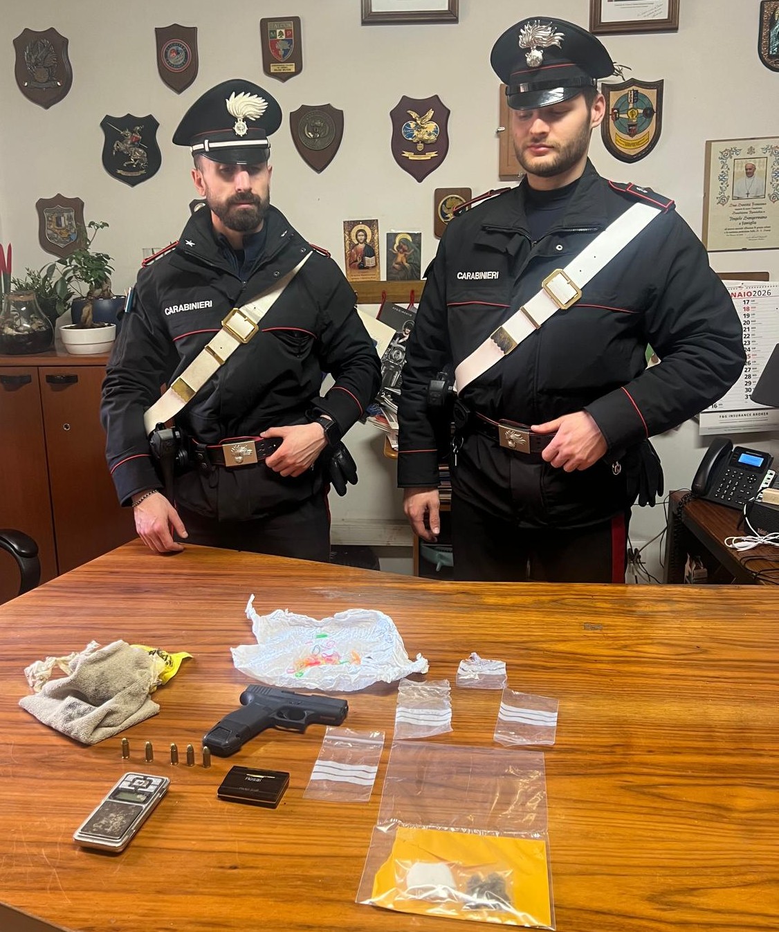 Roma – Guardia giurata trascorre la notte con due giovani donne e viene derubato della pistola