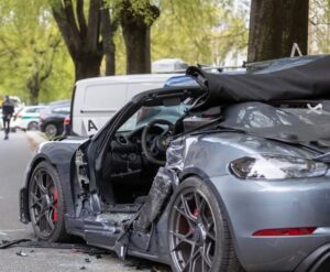 Con la porche si schianta sulle auto in sosta, morto a Milano giovane di 21 anni