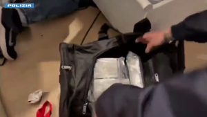 Ostia – Maxi bazar della droga in casa: 65 chili tra hashish, marijuana e cocaina. Arrestata 34enne