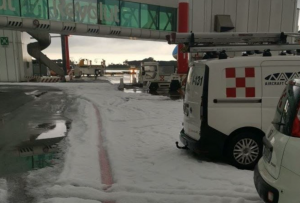 Fiumicino – Intensa grandinata ricopre anche l’aeroporto, il VIDEO impazza sui social