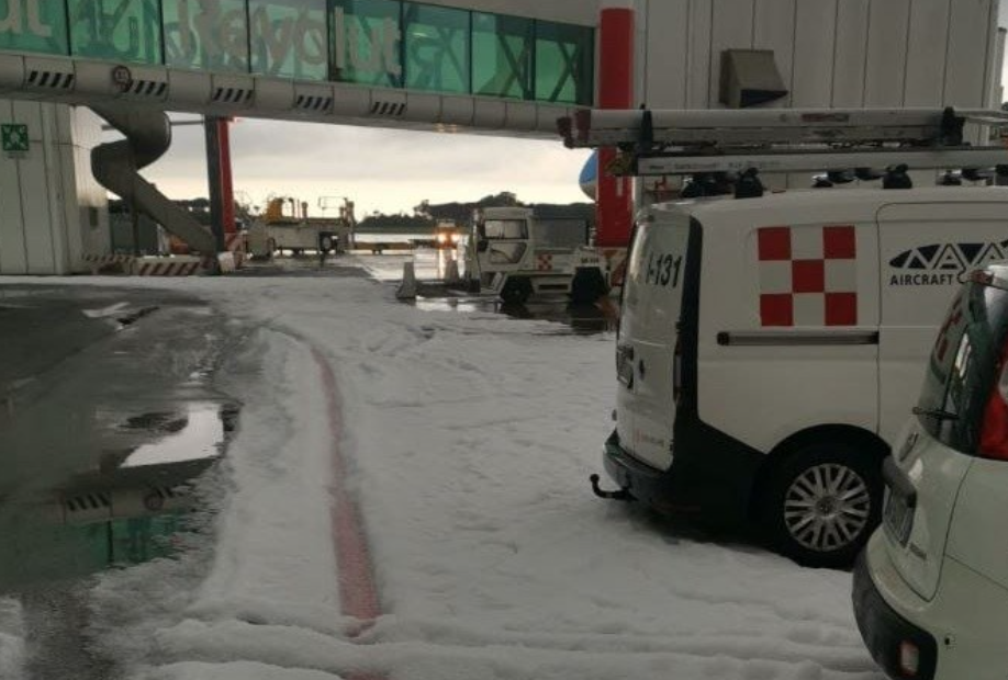 Fiumicino – Intensa grandinata ricopre anche l’aeroporto, il VIDEO impazza sui social