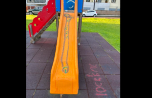 Viterbo – Vandali in azione a Santa Barbara: giochi per bambini imbrattati dopo la nuova pulizia