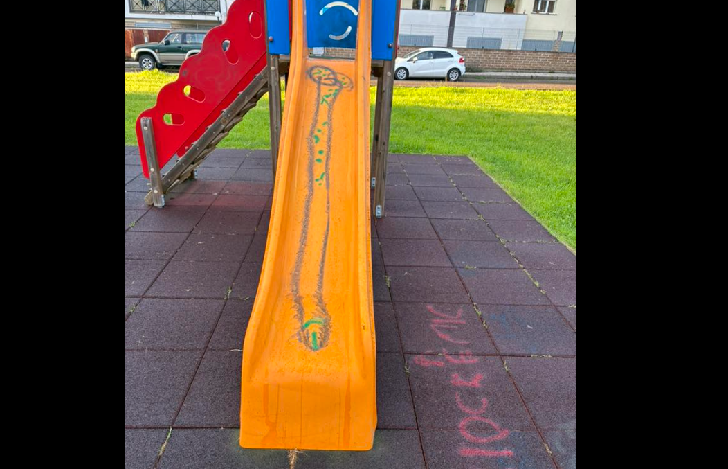 Viterbo – Vandali in azione a Santa Barbara: giochi per bambini imbrattati dopo la nuova pulizia