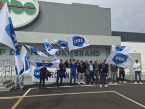 Frosinone – Sit-in davanti al Globo per solidarietà con la sindacalista Giorgia Costantino, sospesa da 27 giorni