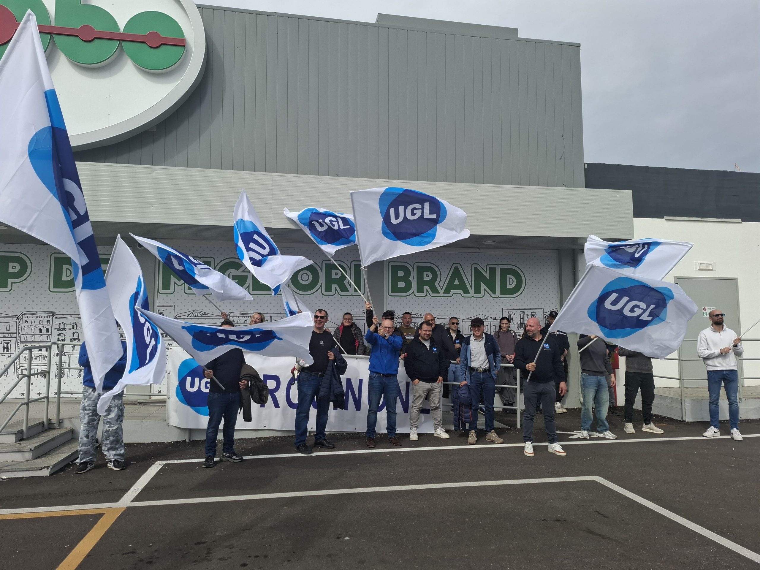 Frosinone – Sit-in davanti al Globo per solidarietà con la sindacalista Giorgia Costantino, sospesa da 27 giorni