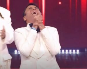 Sal Da Vinci trionfa al Festival di Sanremo 2026: “Per sempre sì” conquista l’Ariston, De Martino alla guida del 2027