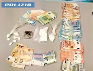 Roma – Dal “delivery” via chat al doppiofondo nel tettuccio: 11 arresti, sequestrati hashish, cocaina, ecstasy e droga del palloncino