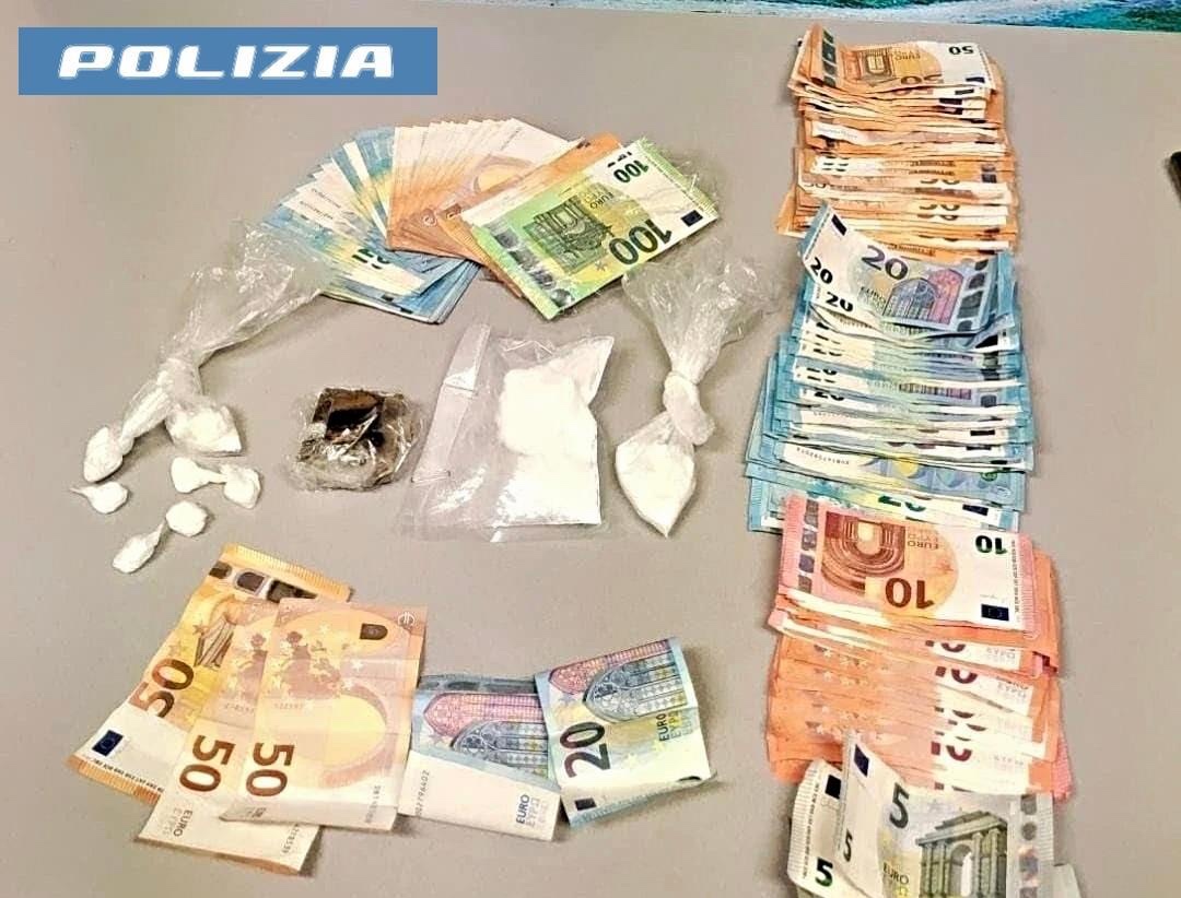 Roma – Dal “delivery” via chat al doppiofondo nel tettuccio: 11 arresti, sequestrati hashish, cocaina, ecstasy e droga del palloncino