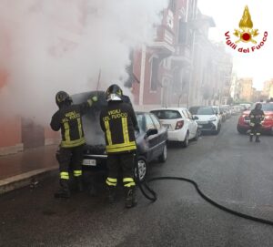 Civitavecchia e Santa Marinella – Doppio incendio di auto: fiamme e paura tra le abitazioni