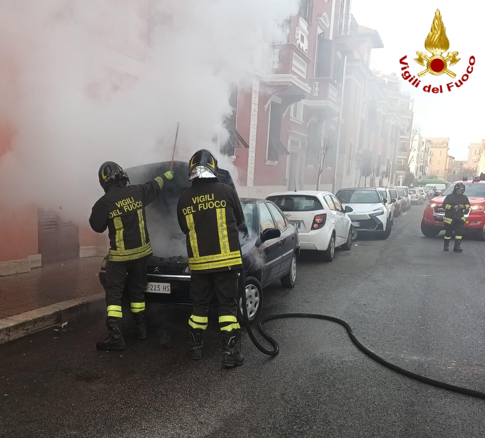 Civitavecchia e Santa Marinella – Doppio incendio di auto: fiamme e paura tra le abitazioni