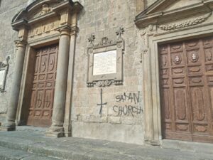 Viterbo – Scritte sataniche sulla chiesa di San Faustino: vandalizzato anche il quartiere