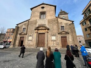 Viterbo – Scritte sacrileghe alla Chiesa di San Faustino, il Vescovo Piazza: “Male non ci fermerà, preghiamo per chi ha commesso questo errore”