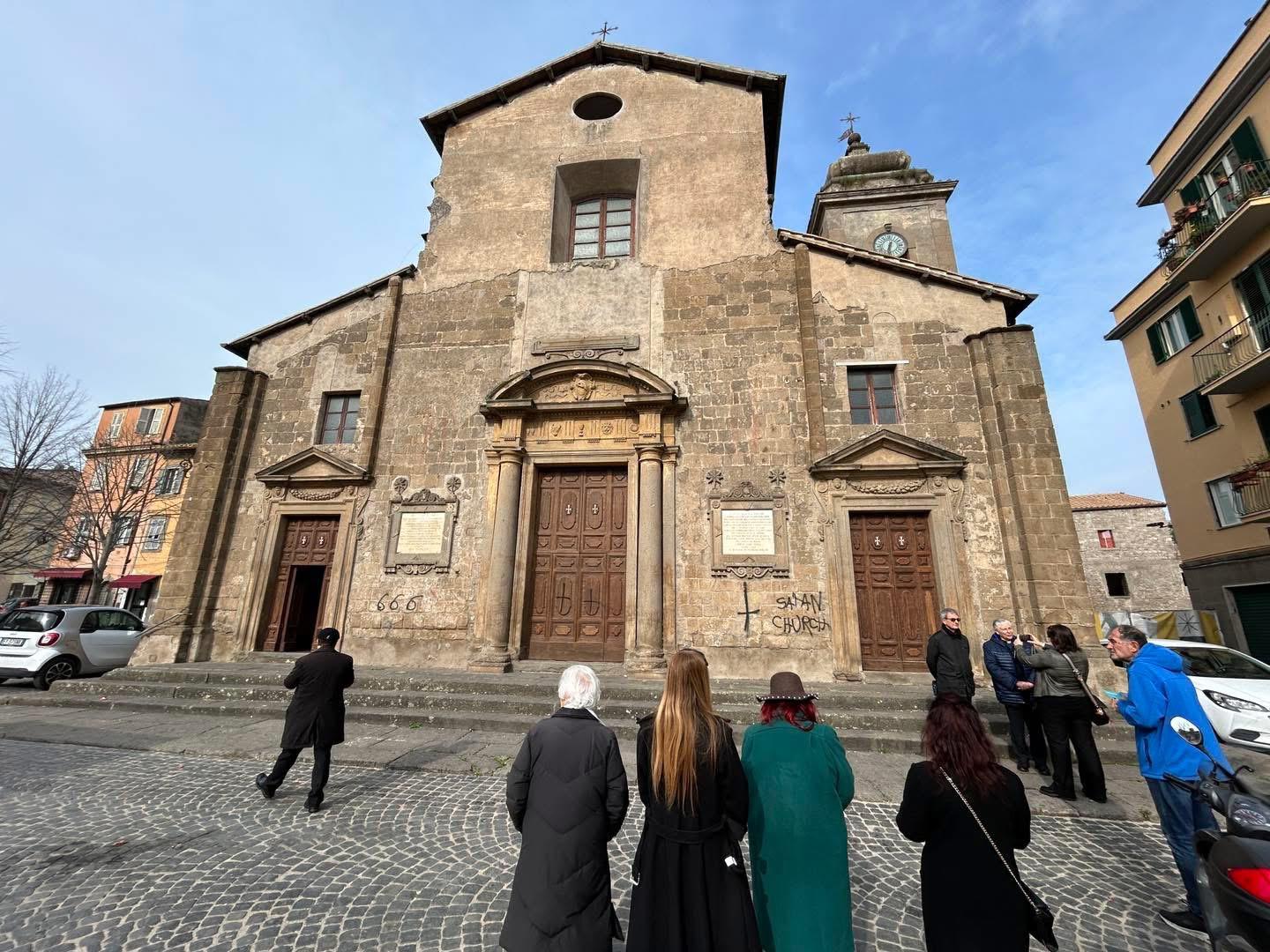 Viterbo – Scritte sacrileghe alla Chiesa di San Faustino, il Vescovo Piazza: “Male non ci fermerà, preghiamo per chi ha commesso questo errore”