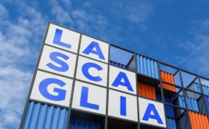 Civitavecchia – Borseggiatore al centro commerciale La Scaglia: ladro bloccato da un anziano, fuga in SUV