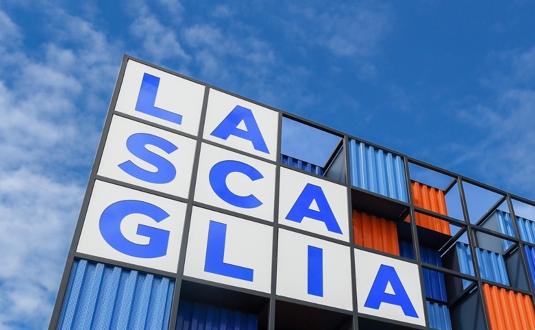 Civitavecchia – Borseggiatore al centro commerciale La Scaglia: ladro bloccato da un anziano, fuga in SUV