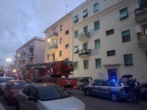 Tragedia a Civitavecchia: fiamme in un appartamento, una donna trovata senza vita (FOTO E VIDEO)