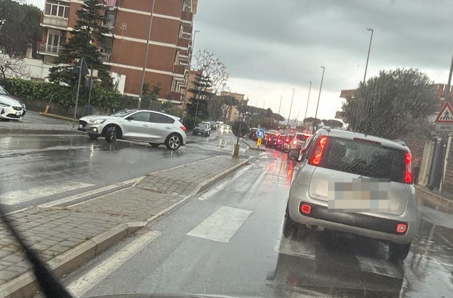 Civitavecchia – Lavori bloccati, traffico e allagamenti a Campo dell’Oro: residenti esasperati (FOTO)
