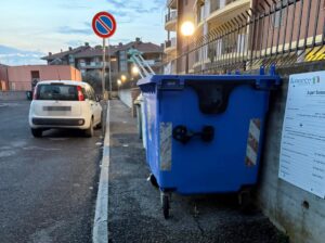 Tarquinia – Disabili e anziani ostacolati dai cassonetti piazzati davanti all’unica rampa (FOTO)