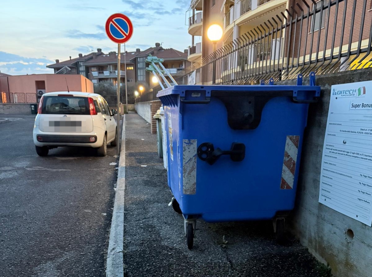 Tarquinia – Disabili e anziani ostacolati dai cassonetti piazzati davanti all’unica rampa (FOTO)