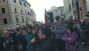 Biodigestore – Civitavecchia dice basta: in centinaia a protestare davanti al Traiano