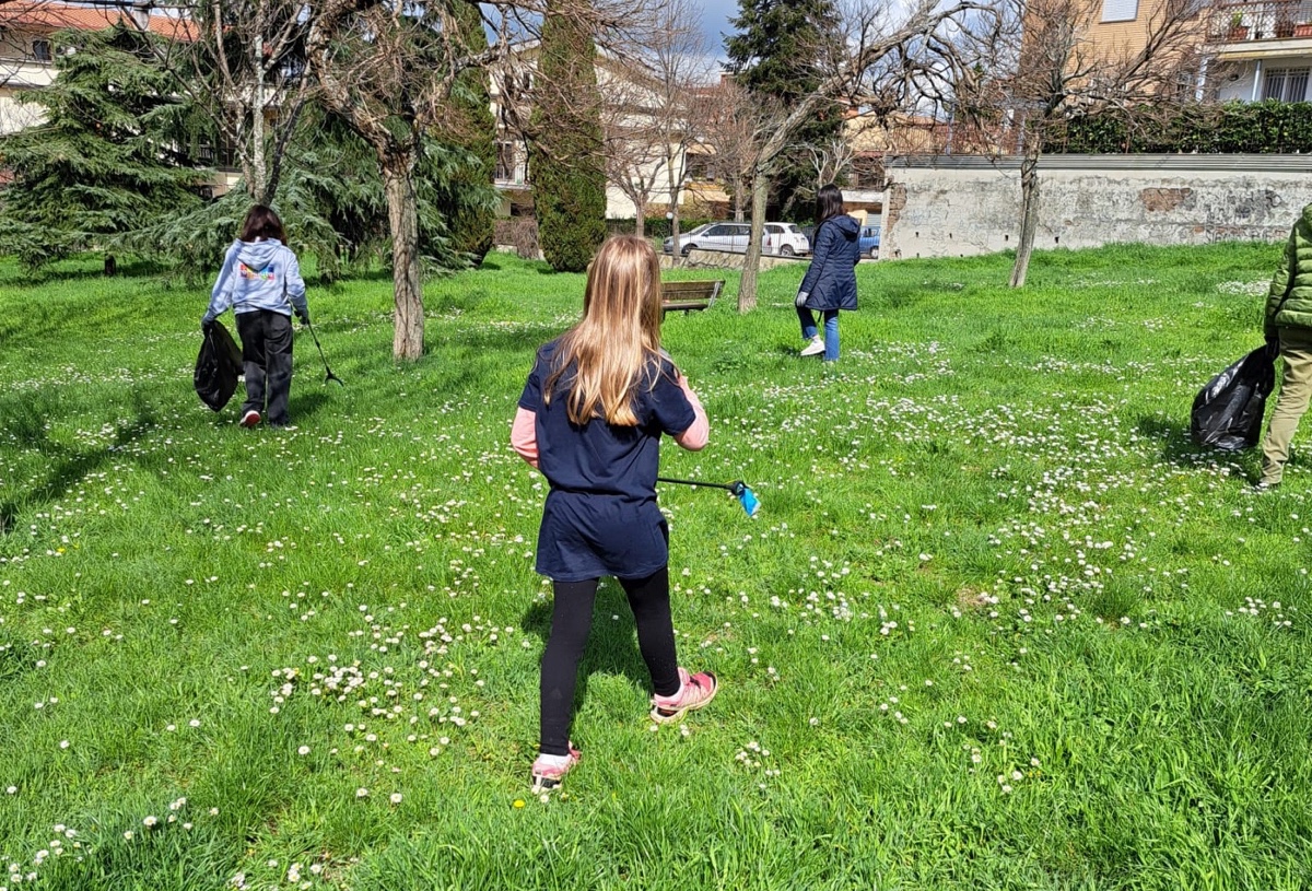 Viterbo ripulisce i parchi: 130 chili di rifiuti raccolti grazie a Plastic Free e Asl