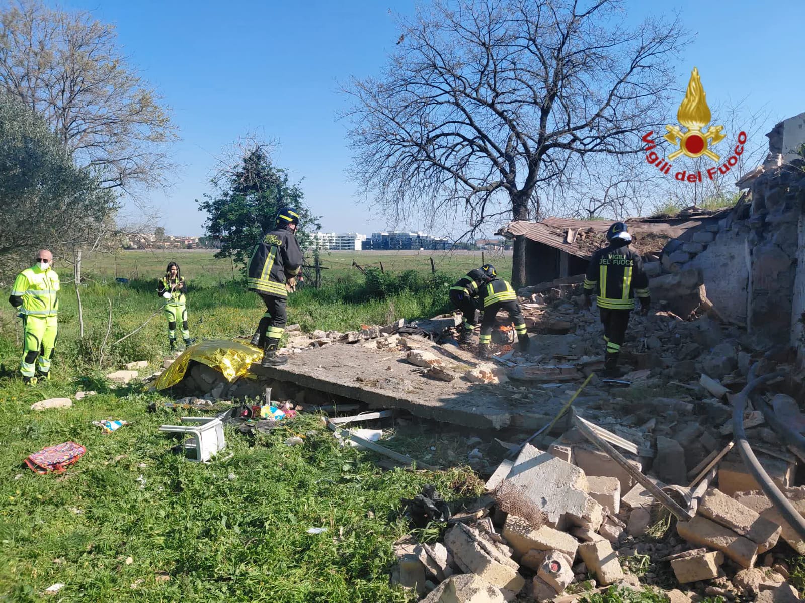 Roma – Tragedia al Parco degli Acquedotti: crolla un casale, due morti (FOTO)
