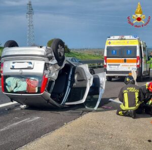 Civitavecchia – Ancora un incidente sull’A12: auto si ribalta, donna soccorsa dai Vigili del Fuoco