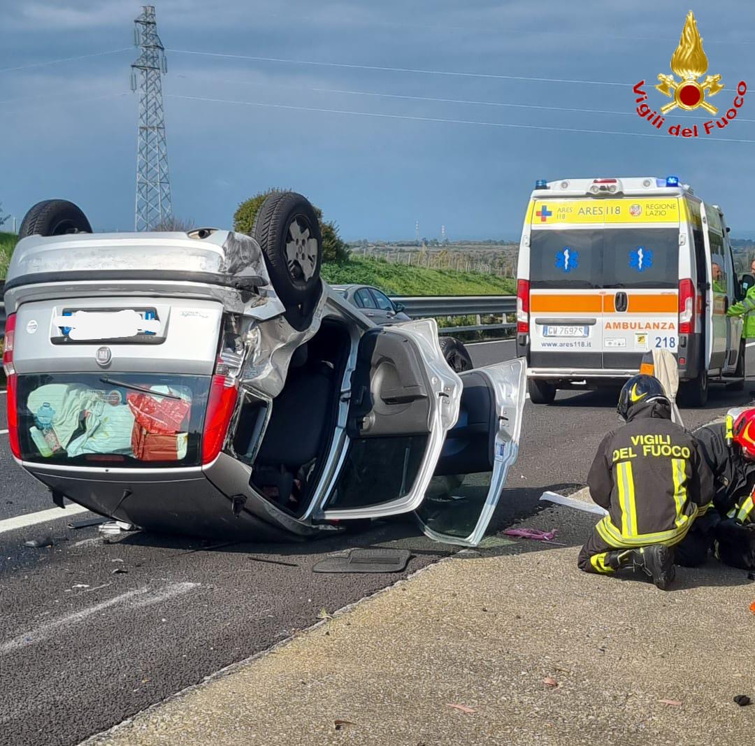 Civitavecchia – Ancora un incidente sull’A12: auto si ribalta, donna soccorsa dai Vigili del Fuoco