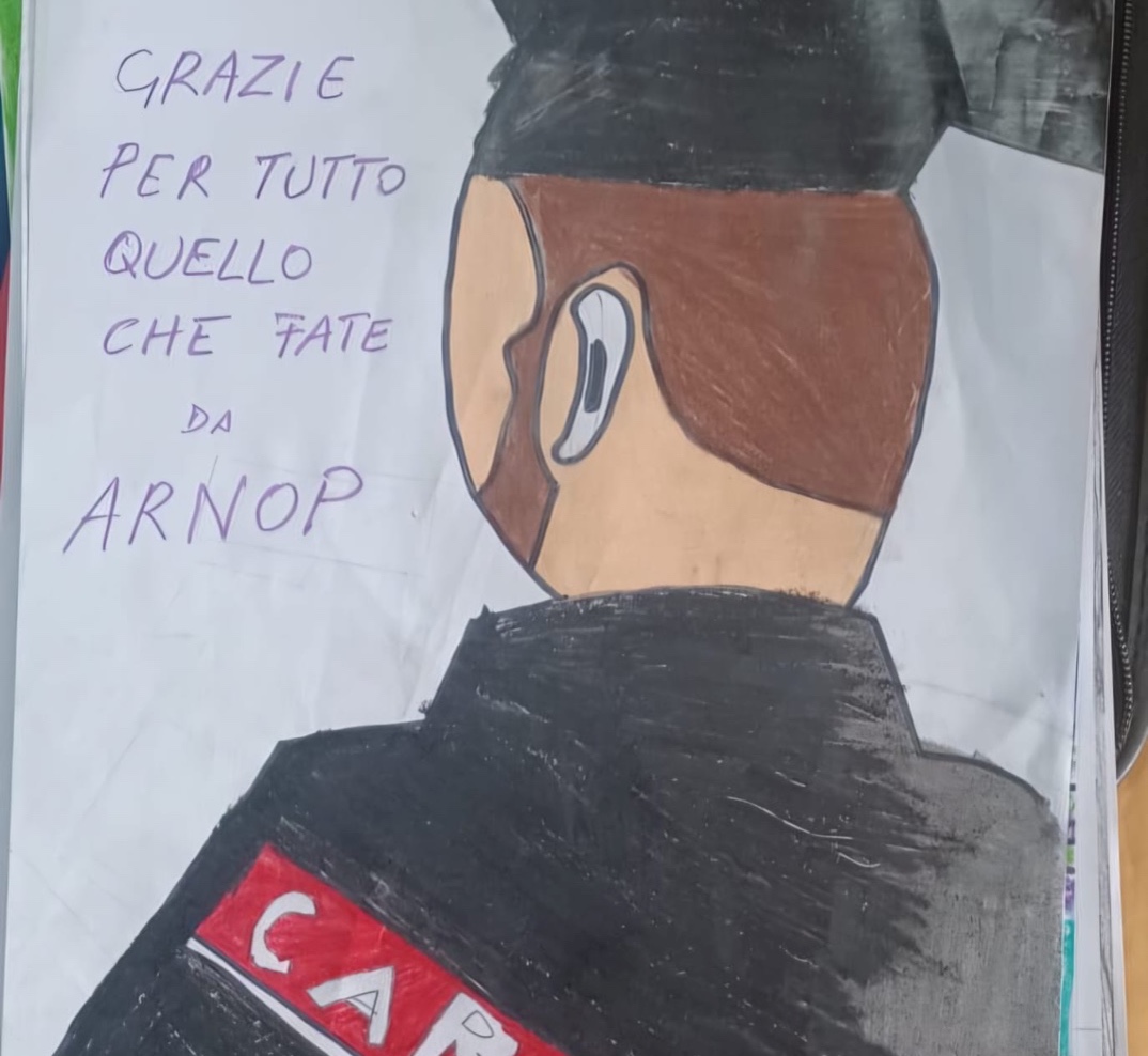 Roma – Seggi alla scuola elementare, i bambini accolgono i Carabinieri con disegni e messaggi (FOTO)