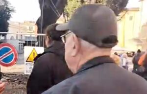 Civitavecchia – Tensione in piazza Regina Margherita: i cittadini bloccano il taglio dei lecci