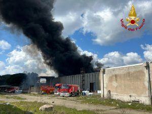 Bagnoregio – Incendio all’ex Alta Altene, l’Arpa Lazio: “Fumi tossici con dispersione, divieto di transito nel raggio di 2 chilometri”