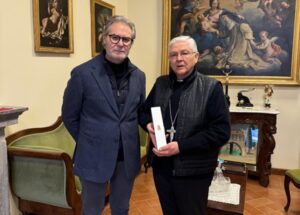 Viterbo – Il Questore consegna al Vescovo l’olio dell’uliveto del Giardino di Capaci