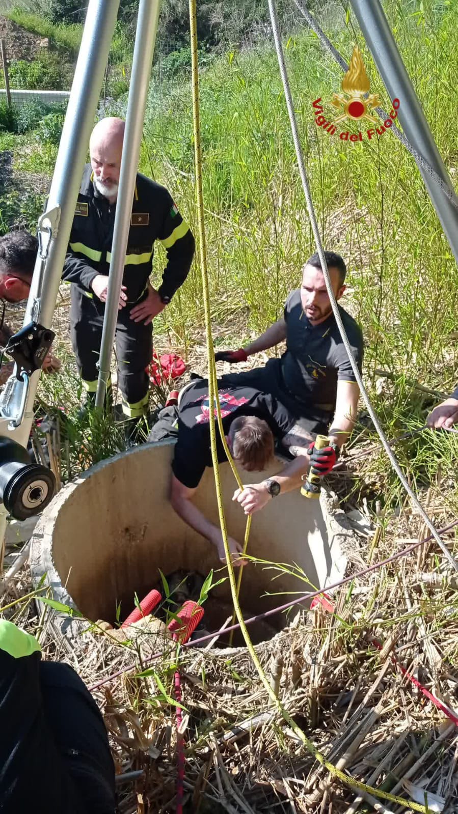 Roma, cade in un pozzo nel parco: salvata dai vigili del fuoco, è ferita ma cosciente