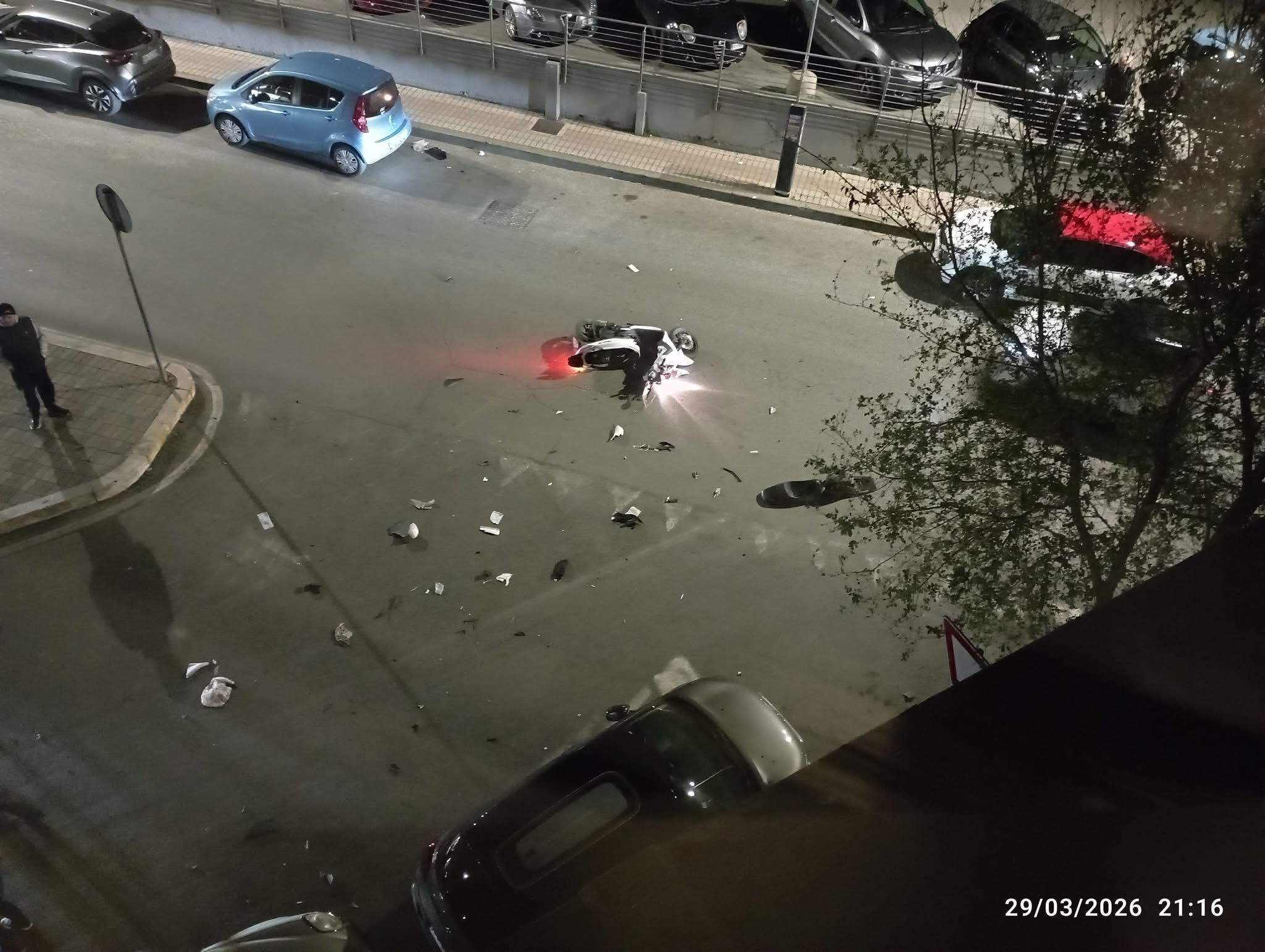 Civitavecchia – Investe un ragazzo in motorino e scappa