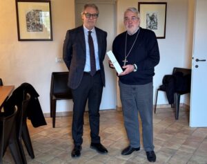 Civita Castellana – Il Questore di Viterbo consegna al Vescovo l’olio proveniente dall’uliveto del Giardino di Capaci