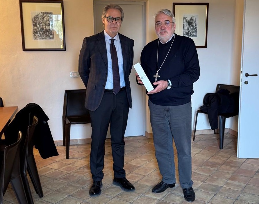 Civita Castellana – Il Questore di Viterbo consegna al Vescovo l’olio proveniente dall’uliveto del Giardino di Capaci