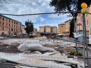 Mercato Civitavecchia, alberi abbattuti e ruspe in azione (FOTO) – Ma Comitato sul piede di guerra: è ricorso