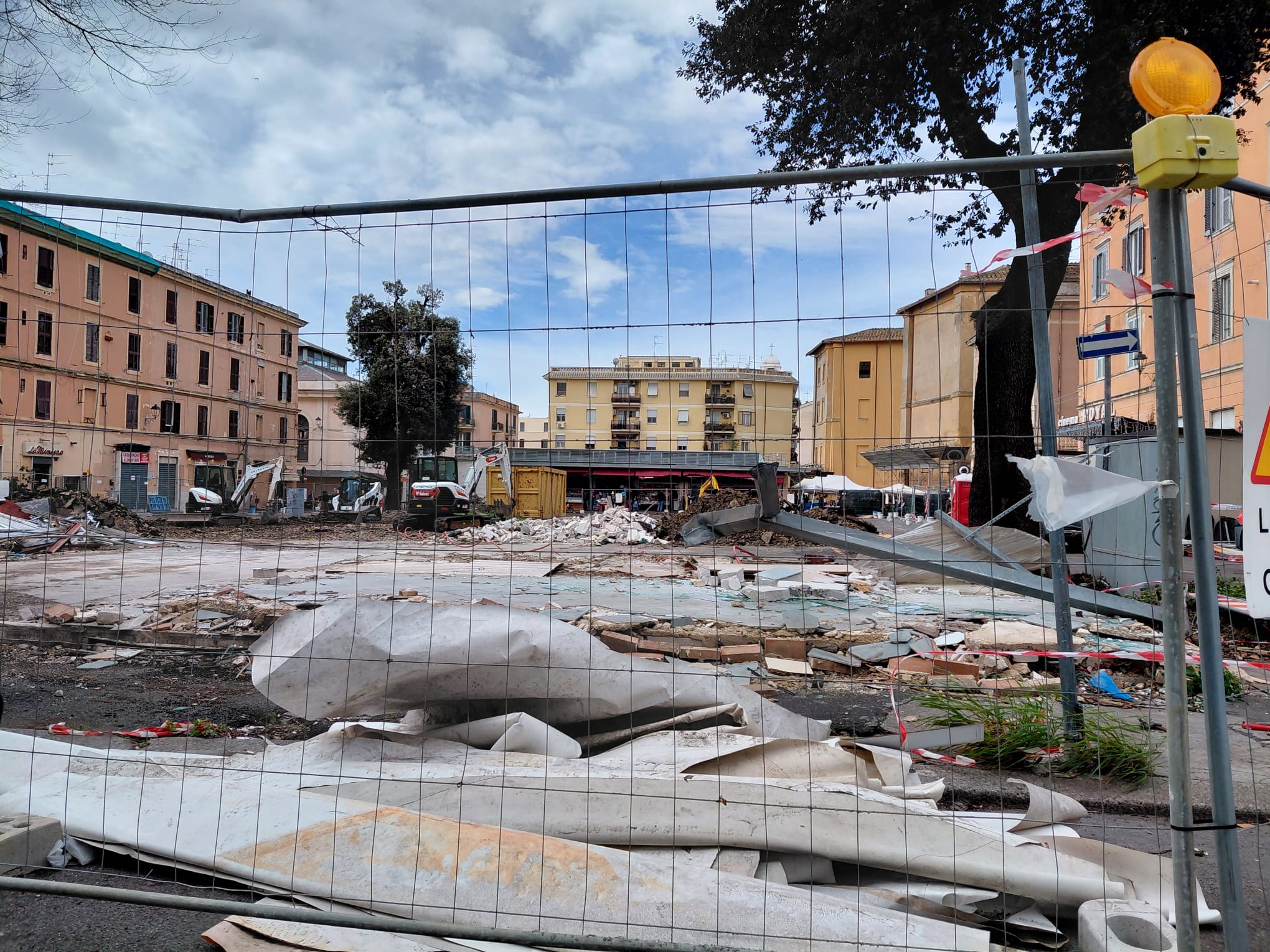 Mercato Civitavecchia, alberi abbattuti e ruspe in azione (FOTO) – Ma Comitato sul piede di guerra: è ricorso