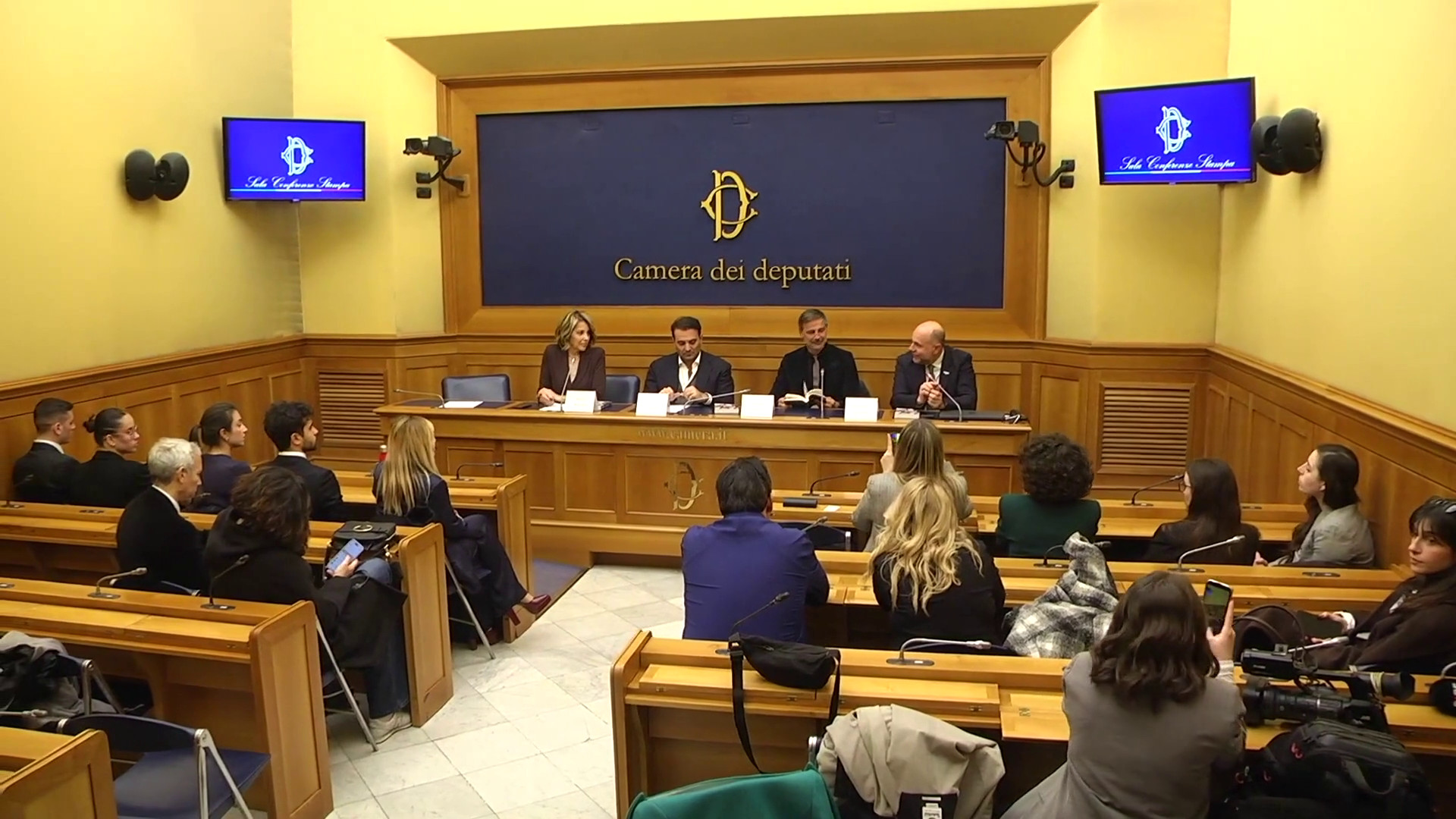 beppe-convertini-racconta-litalia-nel-libro-il-paese-delle-tradizioni