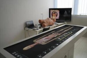 Pazienti-robot, simulatori e visori 3D per formare giovani medici