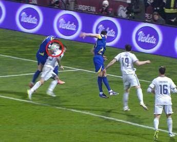 Bosnia-Italia: fallo di mano di Dzeko sul gol del pari, poi gli azzurri reclamano un’espulsione. Cos’è successo